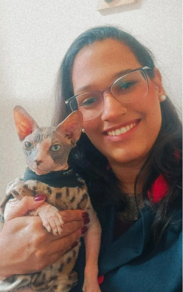 Dra. Marlene Reis, médica veterinária, com gato sphynx